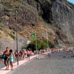 La retirada de piedras sueltas obliga a cerrar unos días la playa de La Arena